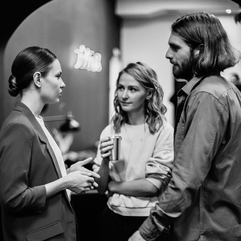 Mitarbeitende und Kompetenzen -quadrat- drei Mitarbeiter stehen zusammen und unterhalten sich