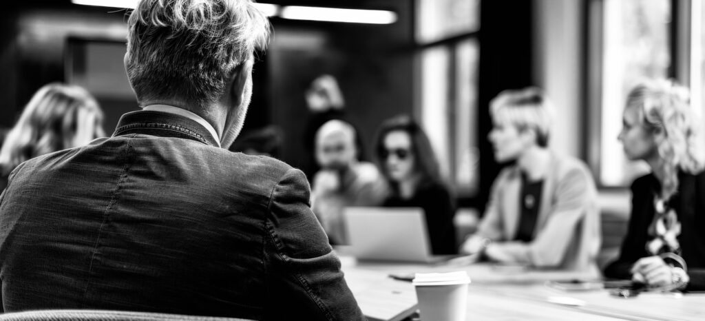 Stakeholder - Gruppe von Stakeholdern sitzt in einem Projektmeeting am Tisch