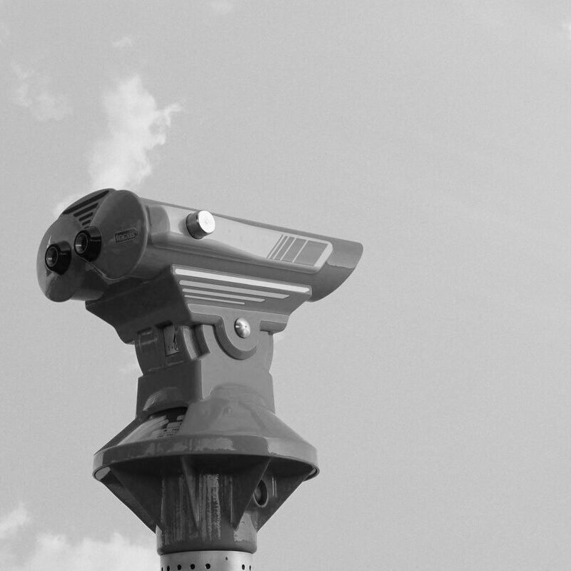 Strategie und Vision -quadrat- seitliche Ansicht eines Fernrohrs mit Blick in die Entfernung